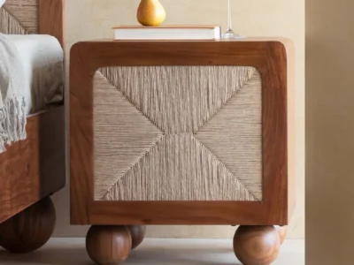 Stylish Nightstand in Solid Wood with Smooth Finish and Soft-Close Drawers