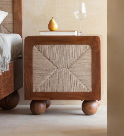 Stylish Nightstand in Solid Wood with Smooth Finish and Soft-Close Drawers